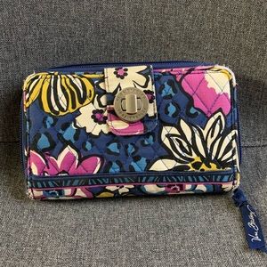 🌸Vera Bradley African Violets Turnlock Wallet🌸